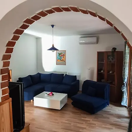Marko Monterosso, Comfy With A Friendly Host * 츠르베니 브르흐